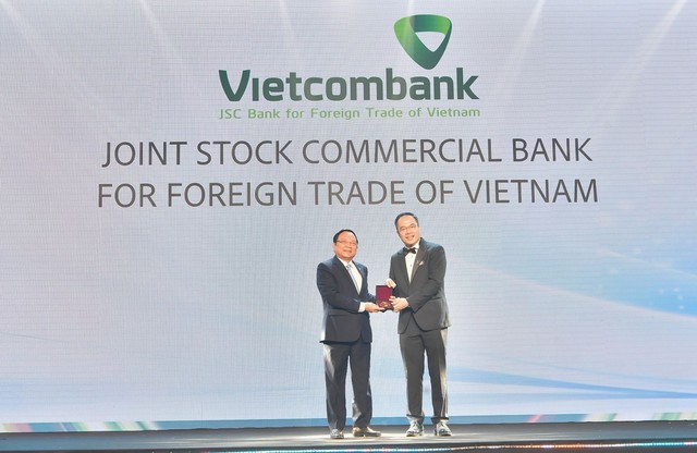 Ông Kiều Hữu Thiện, Giám đốc Trường Đào tạo VCB đại diện Vietcombank nhận giải đặc biệt từ Ban Tổ chức Ông Kiều Hữu Thiện, Giám đốc Trường Đào tạo VCB đại diện Vietcombank nhận giải đặc biệt từ Ban Tổ chức