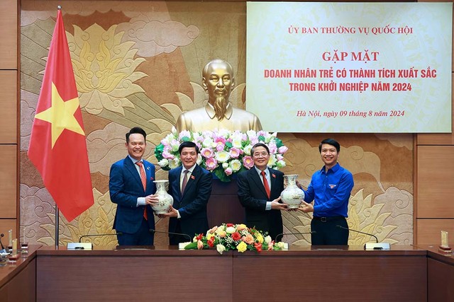 Đại diện Hội Doanh nhân trẻ Việt Nam trao quà lưu niệm cho Phó Chủ tịch Quốc hội Nguyễn Đức Hải và Tổng Thư ký, Chủ nhiệm Văn phòng Quốc hội Bùi Văn Cường
