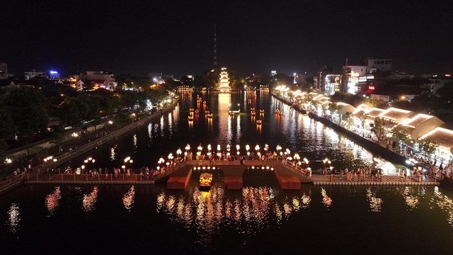 Phố cổ Hoa Lư đã trở thành điểm nhấn của hoạt động du lịch về đêm tại thành phố Ninh Bình.