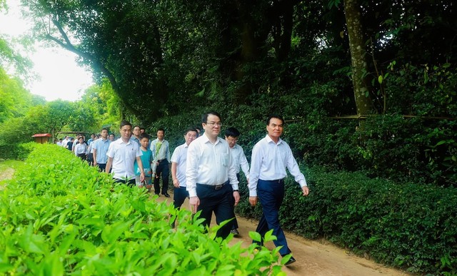 Đoàn công tác đến thăm nhà cụ Phó bảng Nguyễn Sinh Sắc tại Làng Sen, xã Kim Liên. Ảnh: Thành Duy