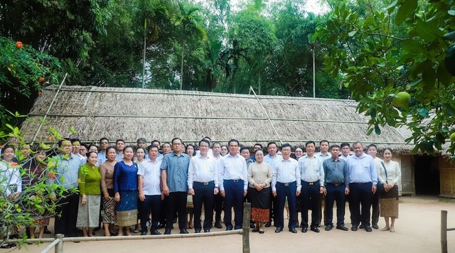 Đoàn đại biểu chụp ảnh lưu niệm trước nhà cụ Phó bảng Nguyễn Sinh Sắc. Ảnh: Thành Duy