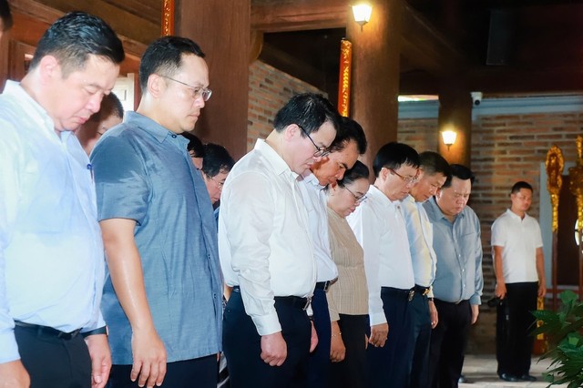 Đoàn đại biểu thành kính tưởng niệm tại đền Chung Sơn - đền thờ gia tiên Chủ tịch Hồ Chí Minh. Ảnh: Thành Duy