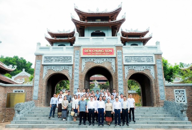 Các đại biểu chụp ảnh lưu niệm tại đền Chung Sơn. Ảnh: Thành Duy