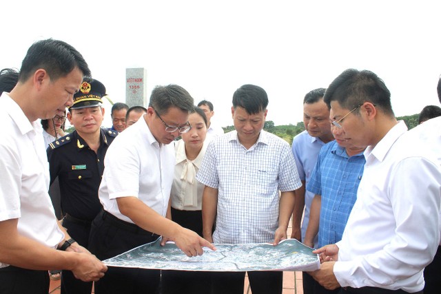 Lãnh đạo TP. Móng Cái (Việt Nam) và TP. Đông Hưng (Trung Quốc) khảo sát xây dựng công trình qua biên giới (cầu Sắt tại khu vực Km3+4 Hải Yên). Ảnh: Trung tâm TT&amp;VH Móng Cái
