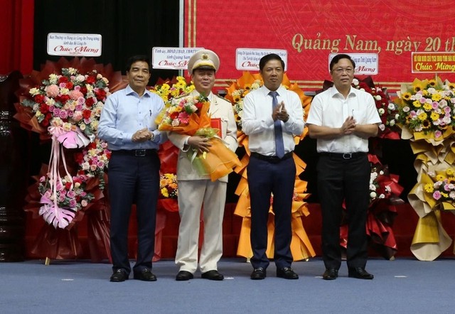 Lãnh đạo tỉnh Quảng Nam tặng hoa chúc mừng Đại tá Nguyễn Hữu Hợp.