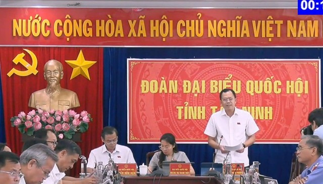 ĐB Huỳnh Thanh Phương chất vấn Bộ trưởng Công thương về điều hành giá điện còn nhiều bất cập gây thua lỗ hơn 47.000 tỷ cho EVN. ĐB Huỳnh Thanh Phương chất vấn Bộ trưởng Công thương về điều hành giá điện còn nhiều bất cập gây thua lỗ hơn 47.000 tỷ cho EVN.