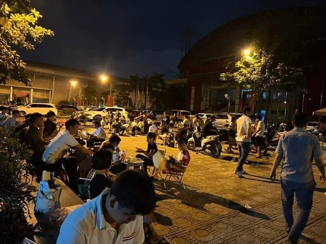 Phiên đấu giá diễn ra trong nhiều giờ, với lực lượng người tham gia hùng hậu.