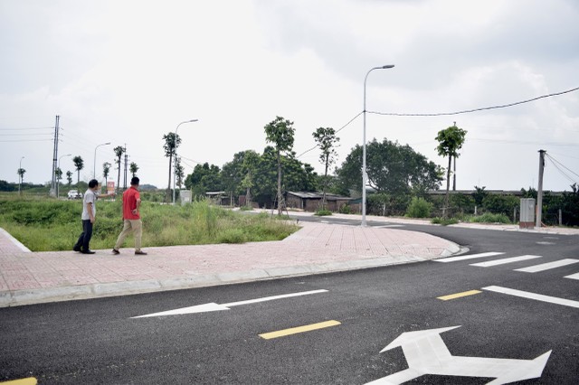 Nhà đầu tư đang mục sở thị lô đất 133,3 triệu đồng/m2. Ảnh: Nhật Linh