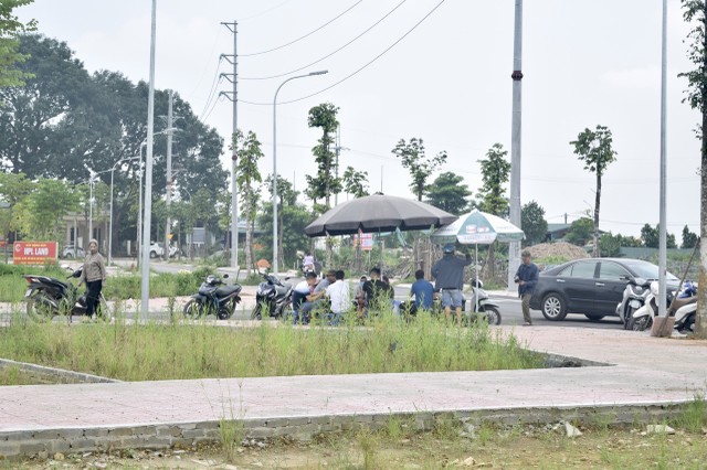 Một tốp môi giới đang chờ khách đến xem đất. Ảnh: Nhật Linh