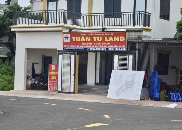 Công ty bất động sản trưng bày bản vẽ khu đất đấu giá ngay trước cửa. Ảnh: Nhật Linh