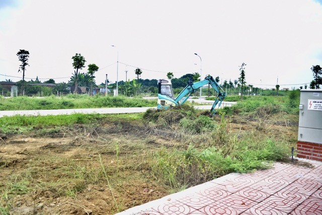 Một lô đất đang được dọn cỏ để chuẩn bị đón nhà đầu tư đến xem. Ảnh: Nhật Linh