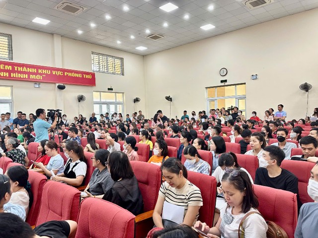 Chờ đợi từ ngày 21/8 đến ngày 23/8 nhưng hơn 500 phụ huynh vẫn chưa có câu trả lời cho việc con em họ sẽ được học ở đâu.