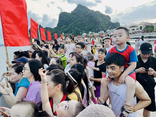 Đông đảo nhân dân và du khách thích thú khi được chứng kiến những màn trình diễn tại lễ hội. Ảnh: Báo Quảng Ninh