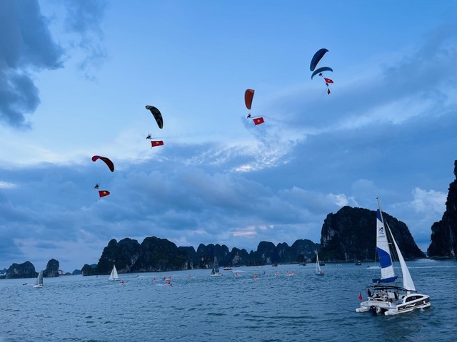 Đội thuyền buồm và moto nước mang theo cờ Tổ quốc trình diễn theo đội hình. Ảnh: Báo Quảng Ninh