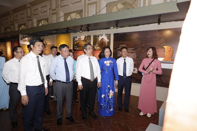 Đại biểu lãnh đạo TP. Hà Nội và TP.HCM tham quan khu trưng bày chuyên đề "Hoàng thành Thăng Long - Hà Nội, di sản cho mai sau".