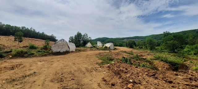 Trước đó, trên chính dự án này, UBND tỉnh Quảng Nam đã cấp phép cho Công ty TNHH Đầu tư phát triển nông lâm Quảng Nam khai thác một lượng đá thạch anh rất lớn. Và giờ, nhiều khối đá thạch anh còn sót lại, vẫn nằm rải rác, chưa được giải tỏa hết. Ảnh: Linh Đan