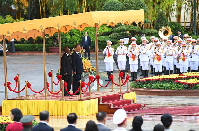 Tổng Bí thư, Chủ tịch nước Tô Lâm và Tổng thống nước Cộng hòa Guinea-Bissau Umaro Sissoco Embaló trên bục danh dự, nghe quân nhạc cử Quốc thiều hai nước. Ảnh: Đức Thanh