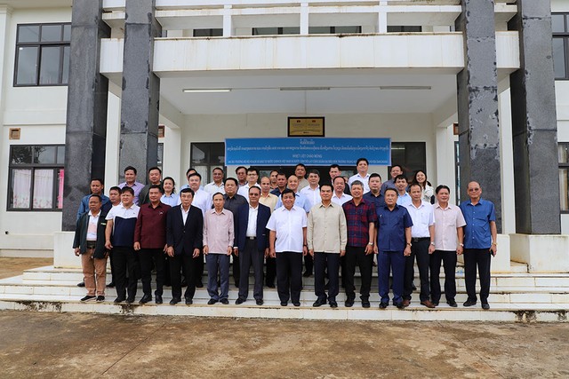 Đoàn làm việc với lãnh đạo Huyện Đắc Chưng và thăm Trường THPT Đắc Chưng. Ảnh: MPI