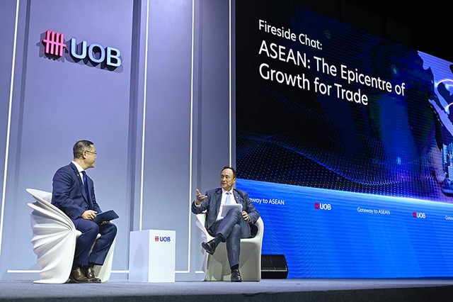 Ông Frederick Chin, Giám đốc Khối Ngân hàng Bán buôn và các thị trường, Ngân hàng UOB (Singapore) (phải) chia sẻ về các cơ hội lớn cho khu vực ASEAN.