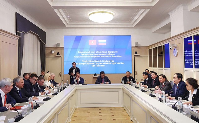 Chủ tịch V.V. Volodin nhiệt liệt chào mừng Chủ tịch Quốc hội Trần Thanh Mẫn lần đầu tiên sang thăm Liên bang Nga sau khi được Quốc hội Việt Nam tín nhiệm cao bầu giữ chức Chủ tịch Quốc hội. Ảnh: TTXVN