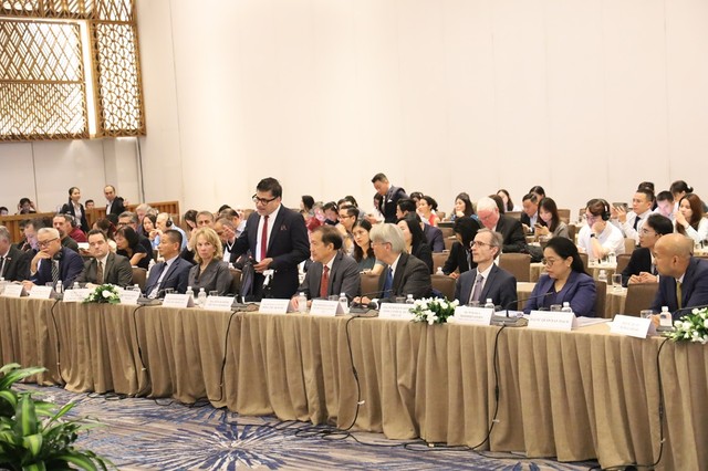 Cộng đồng doanh nghiệp FDI cho rằng, để thu hút và giữ chân các nhà đầu tư, Việt Nam cần phải cải thiện hạ tầng giao thông, giảm chi phí logistics, và phát triển các giải pháp bền vững trong vận tải và logistics xanh. Cộng đồng doanh nghiệp FDI cho rằng, để thu hút và giữ chân các nhà đầu tư, Việt Nam cần phải cải thiện hạ tầng giao thông, giảm chi phí logistics, và phát triển các giải pháp bền vững trong vận tải và logistics xanh.