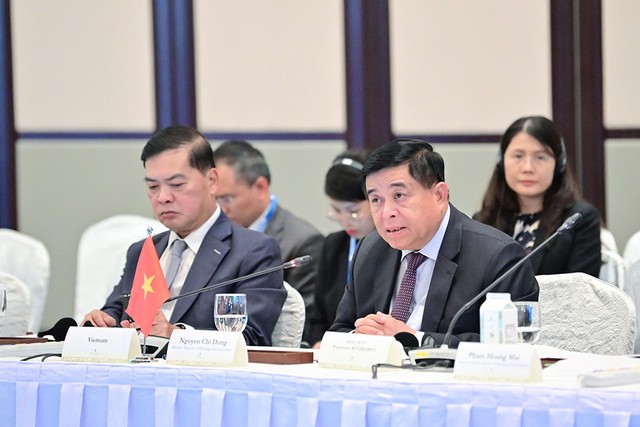 Bộ trưởng Bộ Kế hoạch và Đầu tư Nguyễn Chí Dũng đồng chủ trì Hội nghị Bộ trưởng lần thứ 18 về Kết nối kinh tế Việt Nam - Singapore. Ảnh: MPI