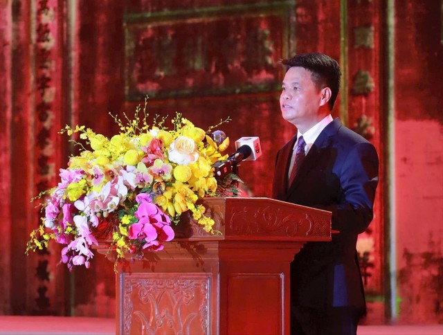 Ông Lê Ngọc Châu, Chủ tịch UBND tỉnh Hải Dương đọc diễn văn khai hội mùa Thu Côn Sơn - Kiếp Bạc. Ảnh: Tiến Huy