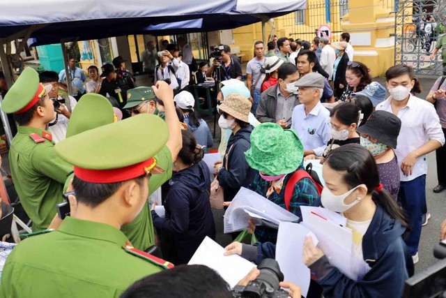 Trước phiên xét xử, nhiều bị hại mong muốn được vào toà để nghe ngóng thông tin.