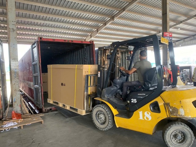 Công nhân của Công ty cổ phần xuất nhập khẩu quốc tế Tân Đại Dương thực hiện bốc xếp hàng hóa tại khu vực Cửa khẩu Bắc Luân II.