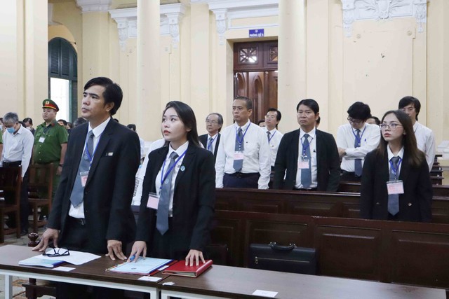 Tham gia phiên tòa có gần 100 luật sư bào chữa cho các bị cáo, bảo vệ quyền và lợi ích hợp pháp cho người liên quan và bị hại.