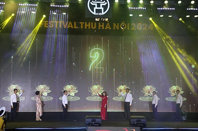 Đại biểu nhấn nút khai mạc chương trình. Ảnh: Nguyễn Linh Đại biểu nhấn nút khai mạc chương trình. Ảnh: Nguyễn Linh