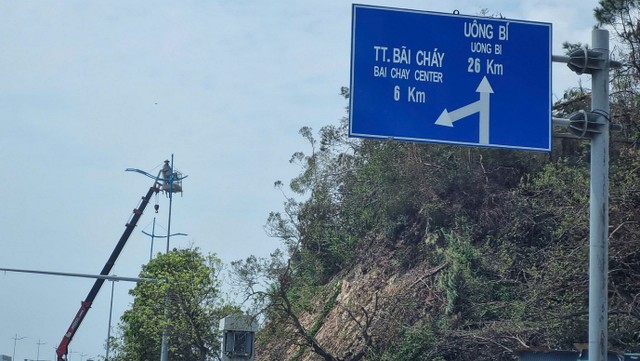 Thành phố Hạ Long, tỉnh Quảng Ninh đang tiếp tục khắc phục hệ thống điện chiếu sáng sau bão. Ảnh: Quỳnh Nga