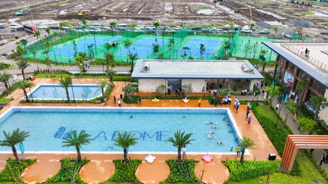 Hồ bơi công nghệ điện phân muối tại Trung tâm thể dục thể thao thuộc LA Sol - phân khu đầu tiên của LA Home