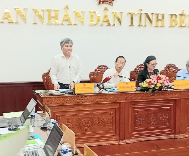 Giám đốc Sở Kế hoạch và đầu tư tỉnh Bến Tre Dương Văn Phúc cung cấp thông tin tại buổi họp báo.