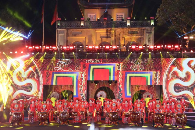 Tiết mục trống hội chào mừng lễ trao Giải Báo chí về Phát triển văn hóa và xây dựng người Hà Nội thanh lịch, văn minh. Ảnh: Nguyễn Linh