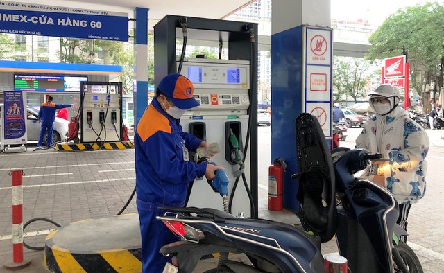 Nhóm thương nhân phân phối, thương nhân bán lẻ xăng dầu cho rằng, dự thảo kinh doanh xăng dầu tạo nhiều đặc quyền cho thương nhân đầu mối.