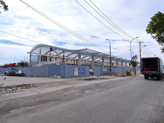 Khu nhà mua bán thủy sản cũng được nâng cấp hệ thống mái che, che chắn toàn bộ công trình. Khu nhà mua bán thủy sản cũng được nâng cấp hệ thống mái che, che chắn toàn bộ công trình.