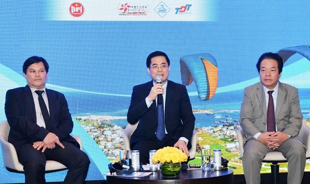 Ông Nguyễn Hoàng Giang (ngồi giữa) Chủ tịch UBND tỉnh Quảng Ngãi trả lời câu hỏi của các nhà đầu tư dự hội nghị