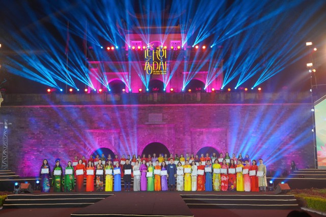 Lễ hội Áo dài Du lịch Hà Nội 2024 chính thức khép lại và thêm một lần nữa lưu lại những kỷ niệm đẹp đẽ trong lòng mỗi người dân, du khách và bạn bè quốc tế. Lễ hội Áo dài Du lịch Hà Nội 2024 chính thức khép lại và thêm một lần nữa lưu lại những kỷ niệm đẹp đẽ trong lòng mỗi người dân, du khách và bạn bè quốc tế.