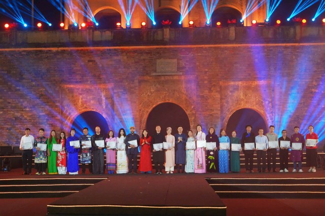 Ban tổ chức trao Giấy khen cho các nhà thiết kế tham gia Lễ hội. Ban tổ chức trao Giấy khen cho các nhà thiết kế tham gia Lễ hội.