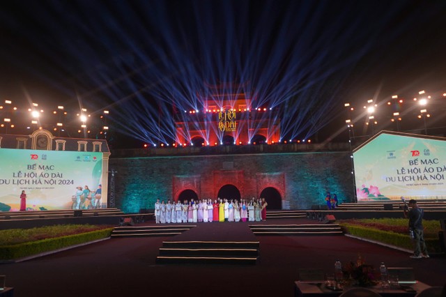 Ban tổ chức trao Giấy khen cho các đơn vị, cá nhân có nhiều đóng góp cho sự thành công của Lễ hội. Ban tổ chức trao Giấy khen cho các đơn vị, cá nhân có nhiều đóng góp cho sự thành công của Lễ hội.