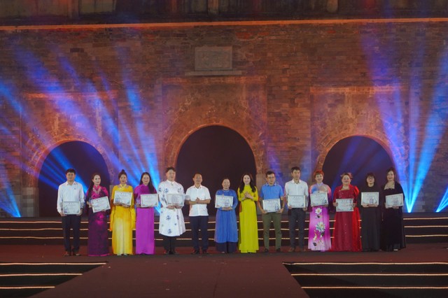 Ban tổ chức trao Giấy khen cho các đơn vị, cá nhân có nhiều đóng góp cho sự thành công của Lễ hội. Ban tổ chức trao Giấy khen cho các đơn vị, cá nhân có nhiều đóng góp cho sự thành công của Lễ hội.