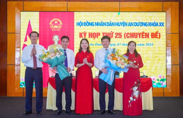 Ông Bùi Đức Quang, Phó chủ tịch HĐND TP. Hải Phòng và lãnh đạo Huyện ủy, HĐND huyện An Dương chúc mừng, tặng hoa ông Chu Đức Anh (thứ hai từ trái sang) và ông Phạm Việt Hùng (thứ hai từ phải sang).