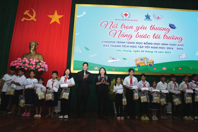 Bà Mã Thị Tươi, Ủy viên Ban Thường vụ tỉnh ủy, Phó Chủ tịch thường trực HĐND tỉnh Hậu Giang cùng ông Lâm Bình Vũ, Giám đốc chuỗi cung ứng Công ty Tân Hiệp Phát trao học bổng cho các em học sinh