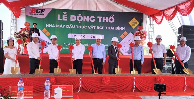 Lãnh đạo tỉnh Thái Bình, huyện Hưng Hà cùng lãnh đạo Công ty Dầu Thực vật BGF Thái Bình thực hiện nghi thức động thổ dự án.