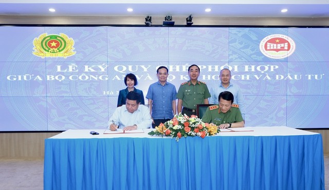 Thượng tướng Lương Tam Quang, Ủy viên Bộ Chính trị, Bộ trưởng Bộ Công an và đồng chí Nguyễn Chí Dũng, Ủy viên Trung ương Đảng, Bộ trưởng Bộ Kế hoạch và Đầu tư ký kết Quy chế phối hợp giữa hai cơ quan. Ảnh: Chí Cường