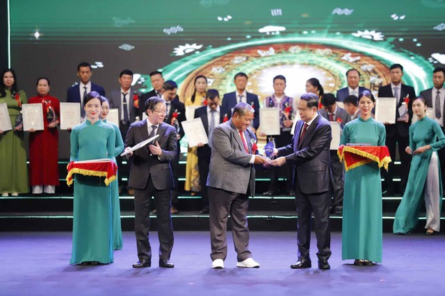 Chủ tịch Quốc hội Trần Thanh Mẫn và Chủ tịch Ban Chấp hành Trung ương Hội Nông dân Việt Nam Lương Quốc Đoàn trao Bằng công nhận và Cúp vinh danh cho 2 nhóm "Nông dân tiêu biểu trong bảo vệ an ninh Tổ quốc, sản xuất lâm nghiệp, ngư nghiệp xuất sắc nhất" và "Nông dân tỷ phú và chuyển đổi số".