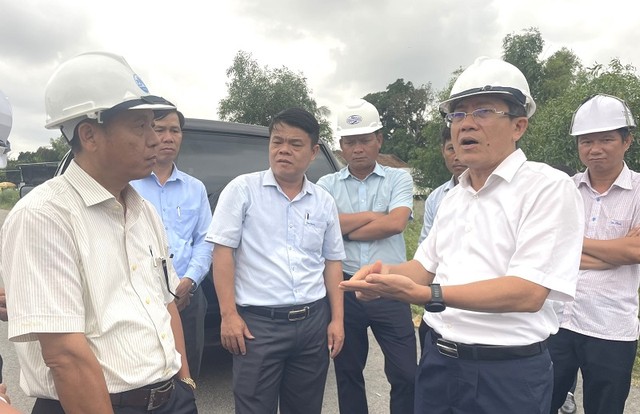 Ông Trần Nam Hưng, Phó chủ tịch UBND tỉnh Quảng Nam kiểm tra, chỉ đạo tháo gỡ vướng mắc của dự án.