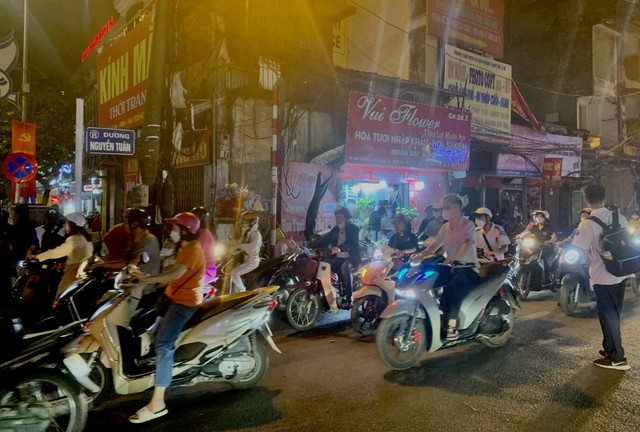 Theo chia sẻ của người dân địa phương, căn nhà bán hoa tươi ở đầu đường Nguyễn Tuân được đền bù khoảng 250 triệu đồng. Ảnh: Thanh Vũ