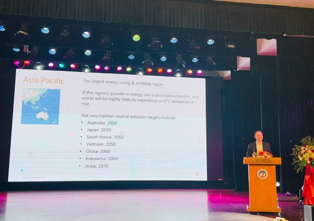 Giáo sư Paul Burke tại sự kiện do Đại học Kinh tế Quốc dân tổ chức ngày 17/10. Ảnh: Nhung Bùi